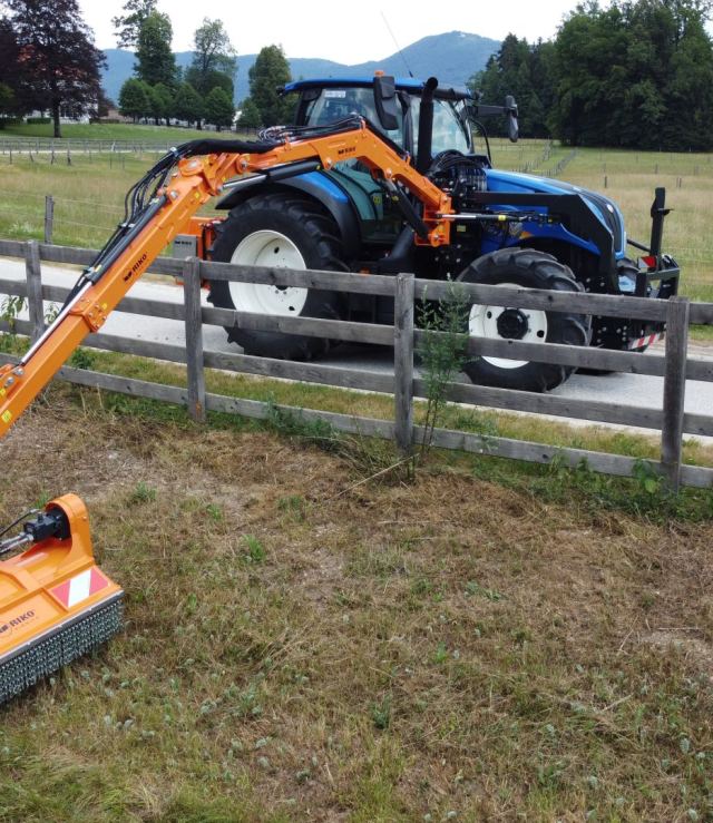 Traktor sa bočnom teleskopskom kosilicom u radu