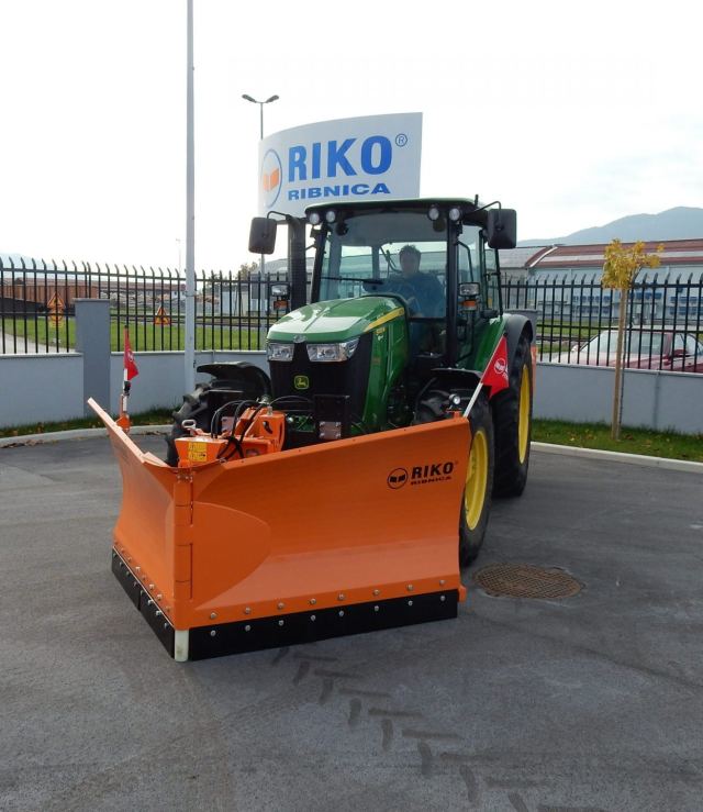 Traktor sa čeonim snežnim plugom