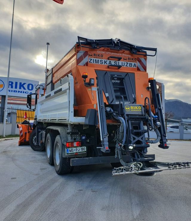 Kamion sa posipačem soli u zimskoj službi